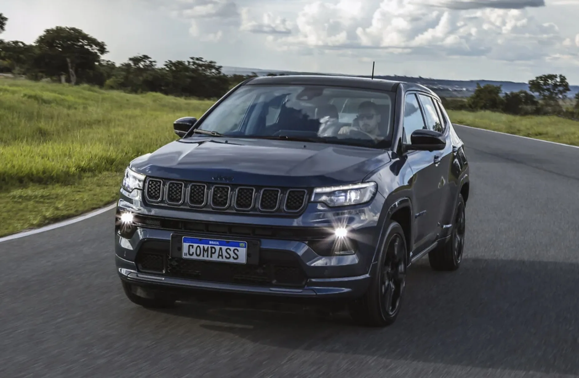 Jeep Compass 4xe 2023: 240 cv, 30 km elétricos e 0 a 100 km/h em 6,8 s por R$ 134.890, um SUV rápido e silencioso que só pede uma tomada por perto.