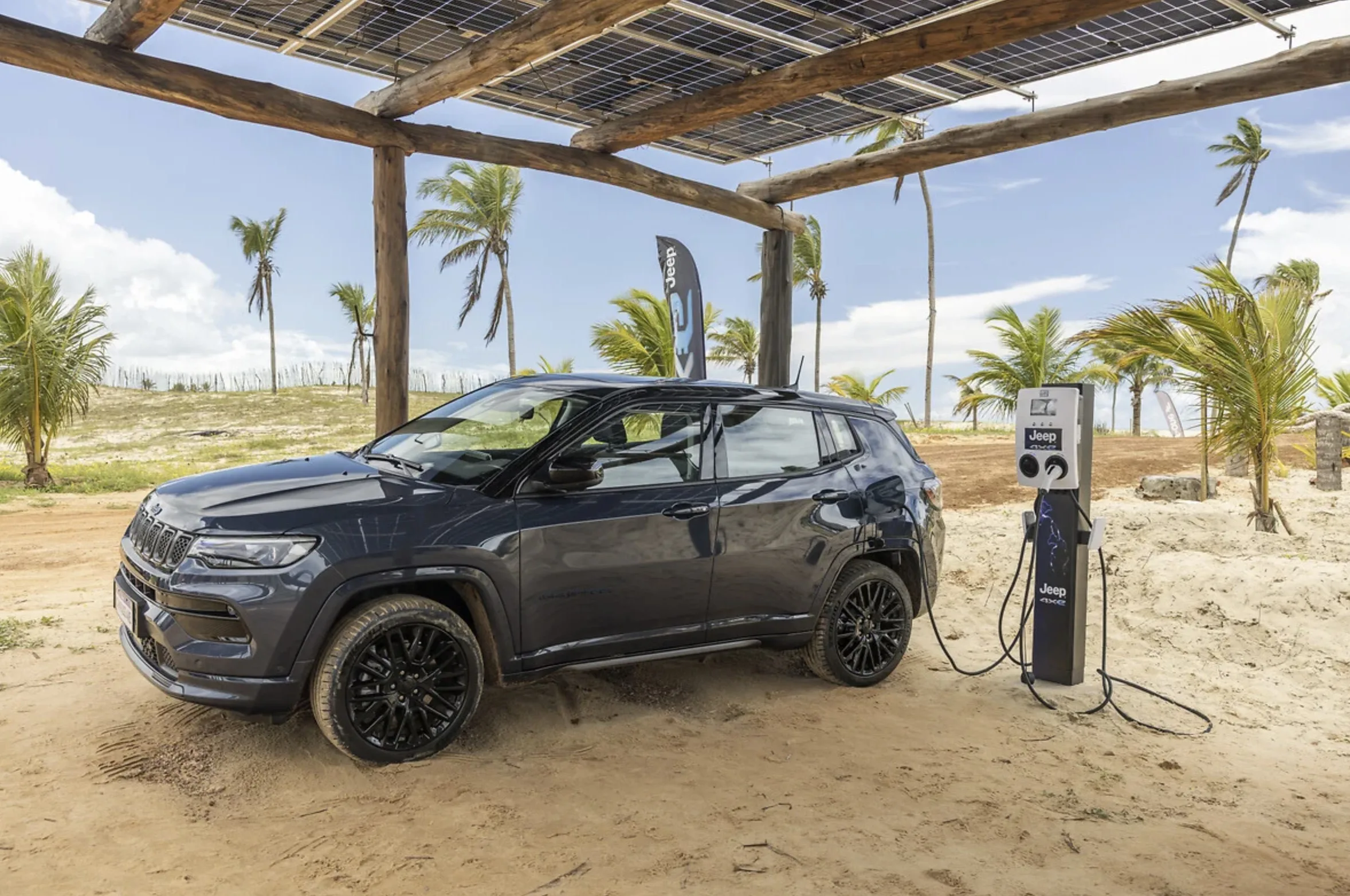 Jeep Compass 4xe: SUV híbrido plug-in que combina motor a combustão e eletrificação, com bom porte e equipamentos, mas sofreu forte perda de valor com o avanço dos novos híbridos.