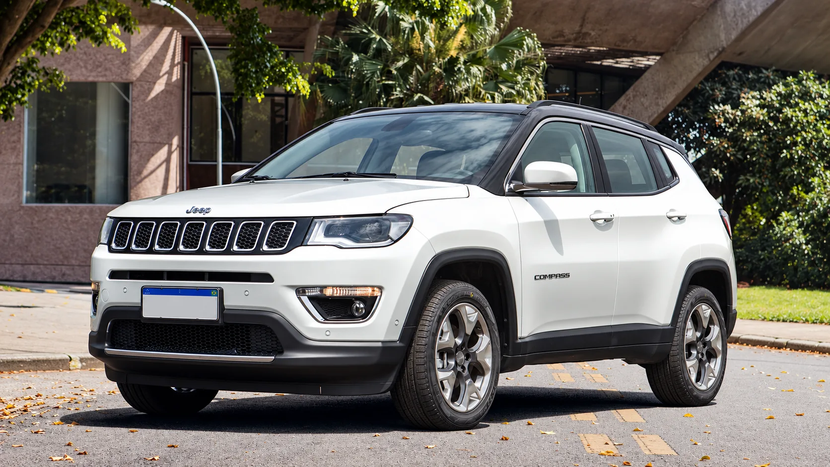 Jeep Compass Limited 2018: Por R$ 99.092, pode trazer ACC, alerta de colisão e assistente de faixa, mas só com o pacote High Tech, detalhe capaz de mudar completamente a compra.