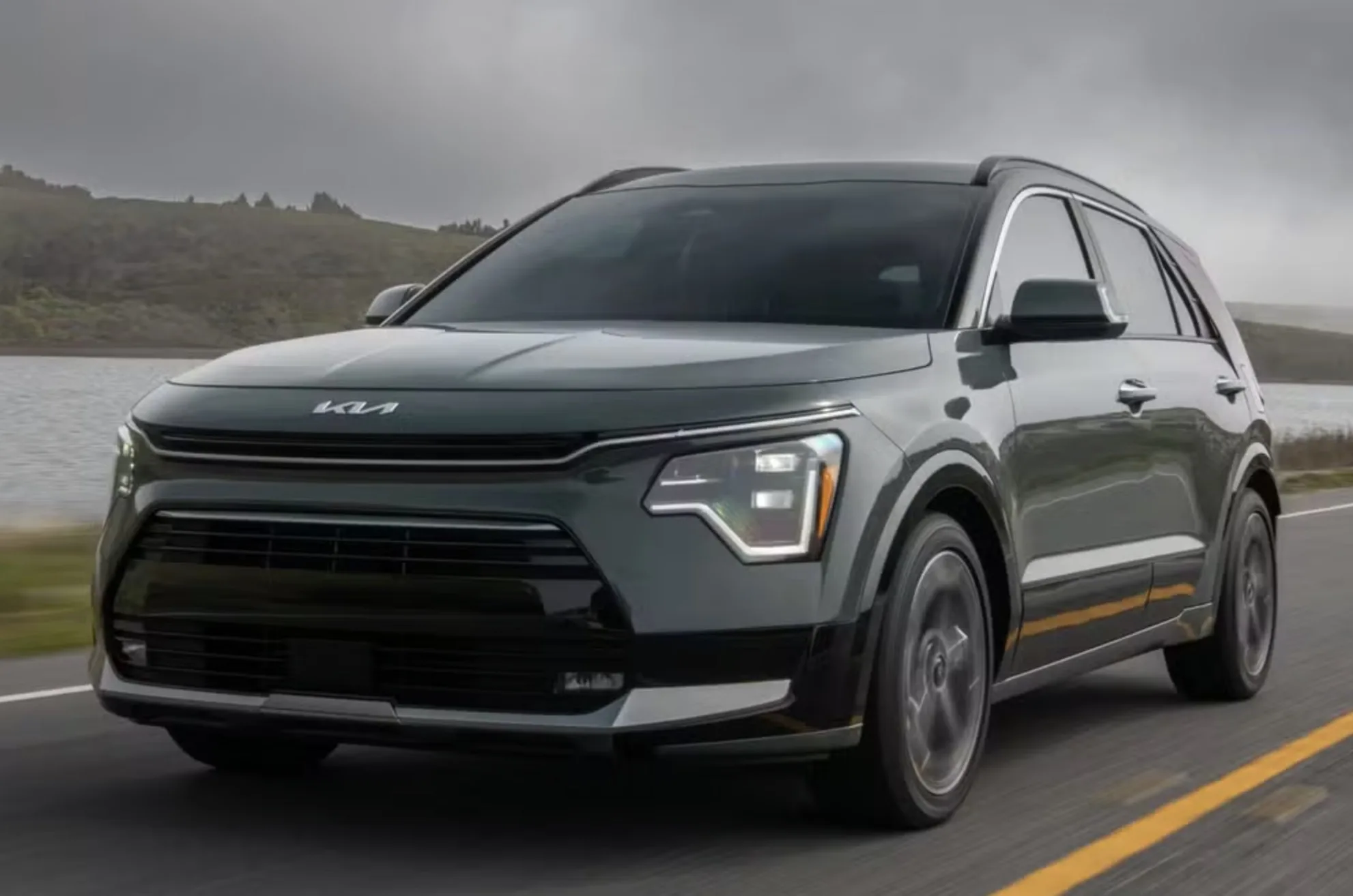 Kia Niro SX Prestige 2023: faz 19,8 km/l na cidade, roda cerca de 800 km e custa R$ 129.900, prova de que economizar combustível não precisa ser uma experiência tediosa.