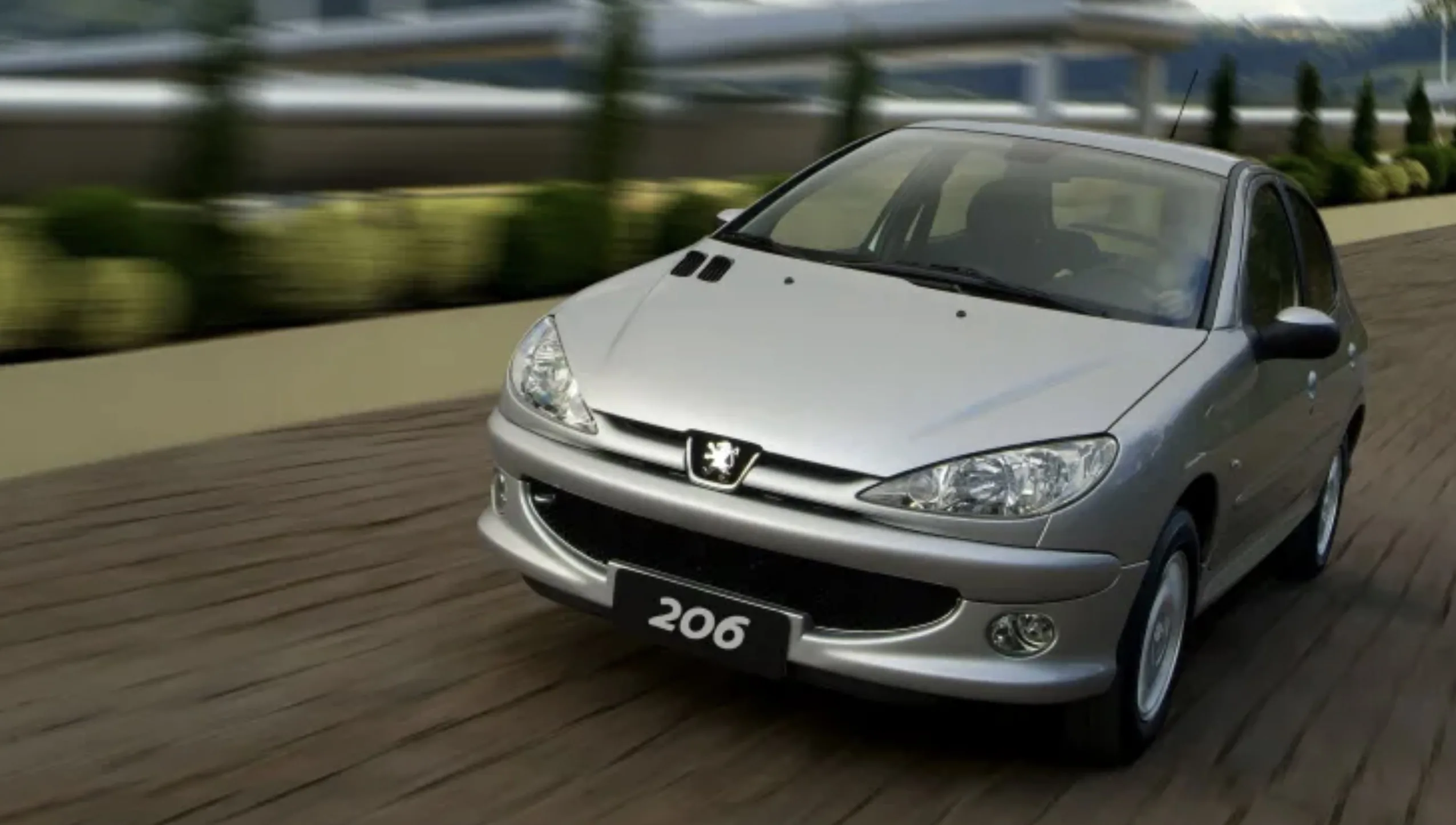 Peugeot 206 Feline 1.6 automático 2008 custa perto de R$ 20 mil e parece uma pechincha urbana, mas o AL4 pode responder com trancos, calor e uma conta bem menos simpática.