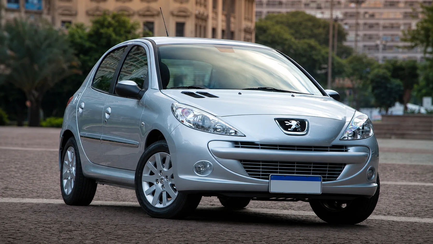 Peugeot 207 automático 2012 entrega conforto e preço tentador, mas o AL4 e o AT8 também usados em Peugeot e Citroën podem trazer trancos, falhas de válvulas e modo de emergência.