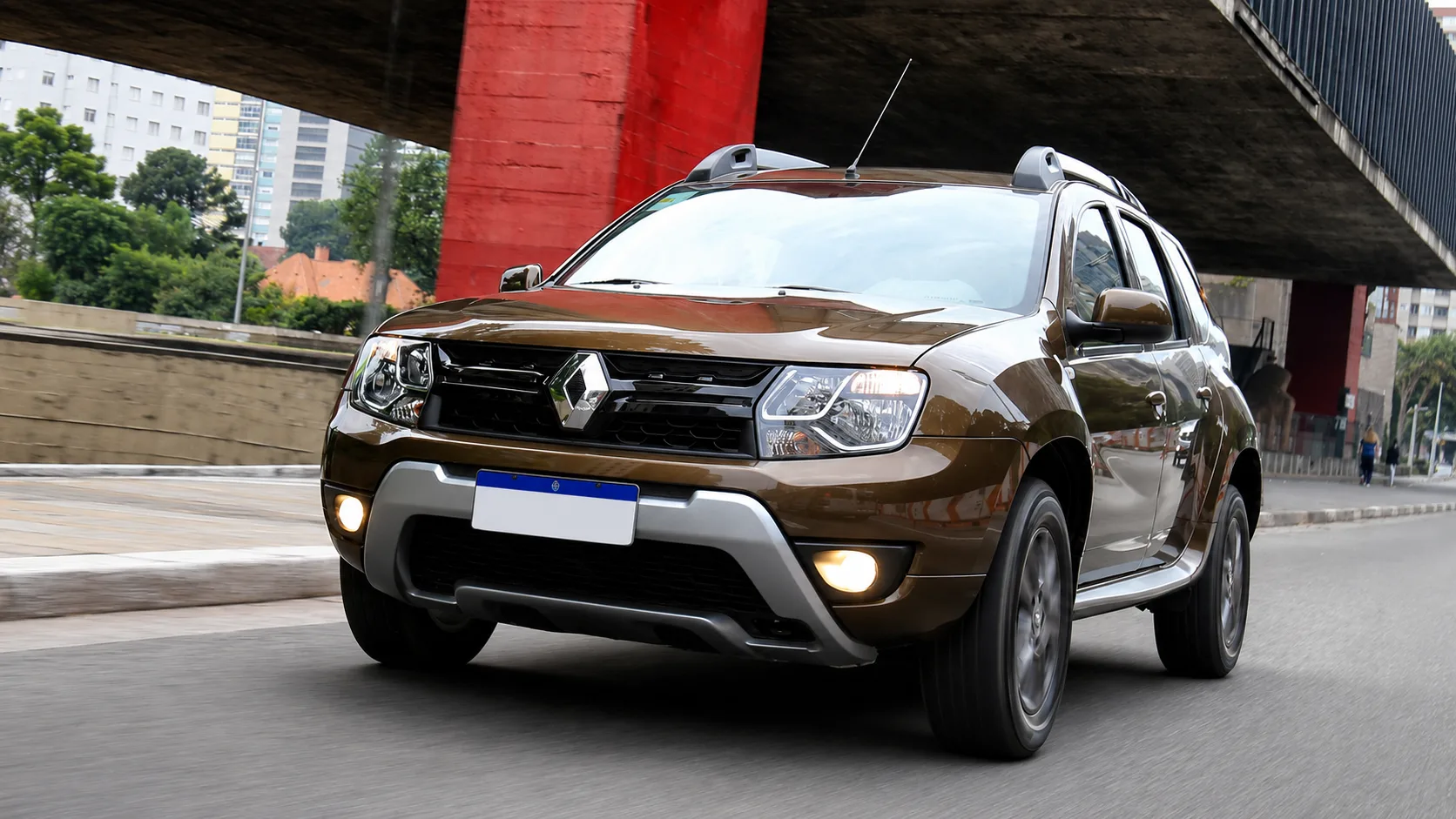 Renault Duster 2018 tem o refinamento de uma bota de trilha, mas encara buraco, estrada ruim e rotina pesada com uma naturalidade que faz muito SUV sofisticado parecer frágil.
