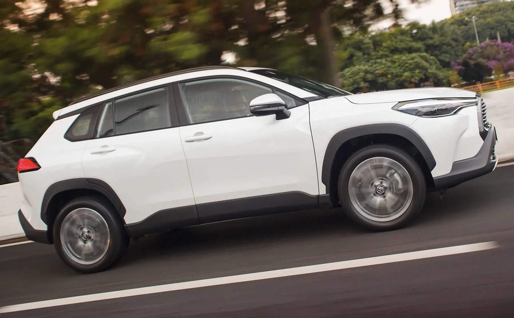 A suspensão foi feita para encarar piso ruim sem castigar os ocupantes e mantém comportamento estável em curvas, algo importante em um SUV pensado para uso familiar.