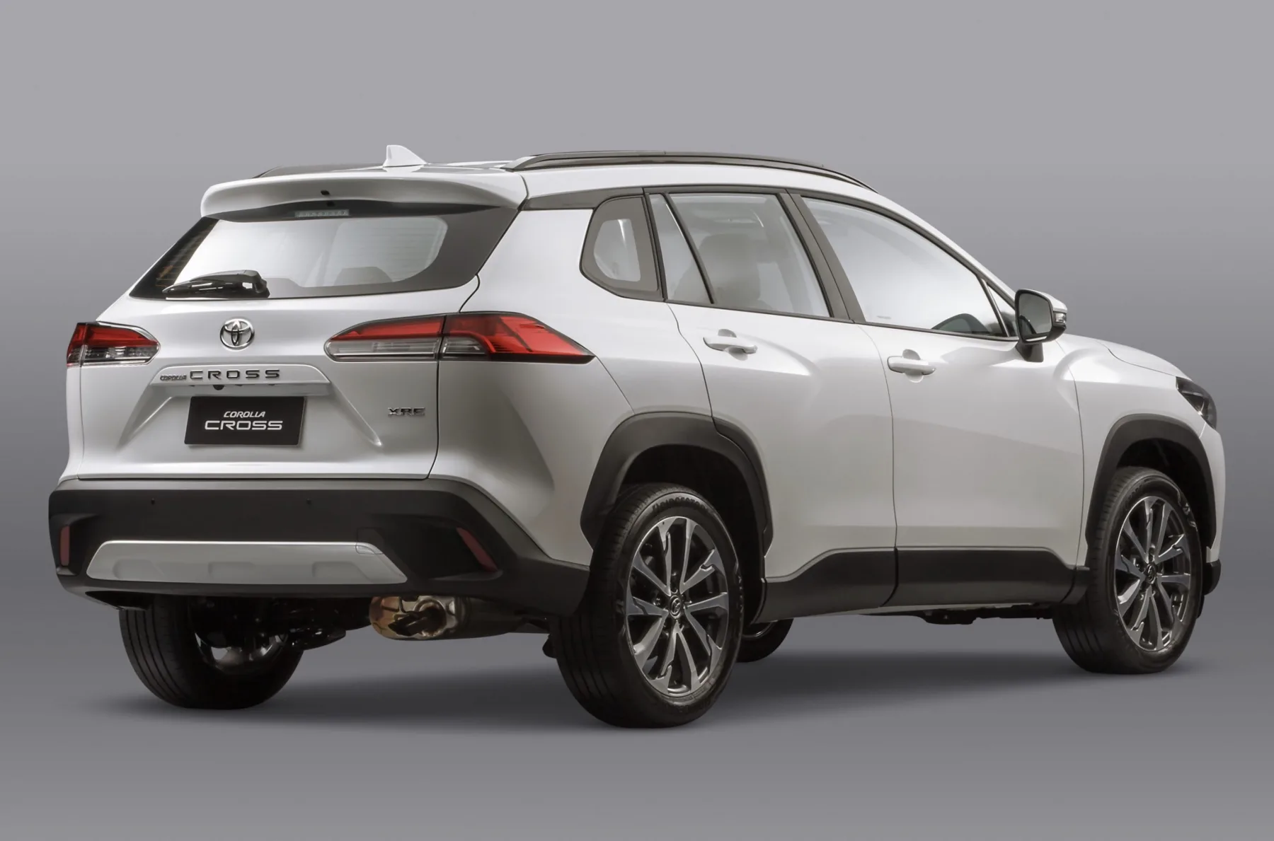 O Corolla Cross entrou no mercado com preço de SUV novo, mas hoje chama mais atenção como usado após perder cerca de R$ 58 mil sem abrir mão do conjunto 2.0 flex.