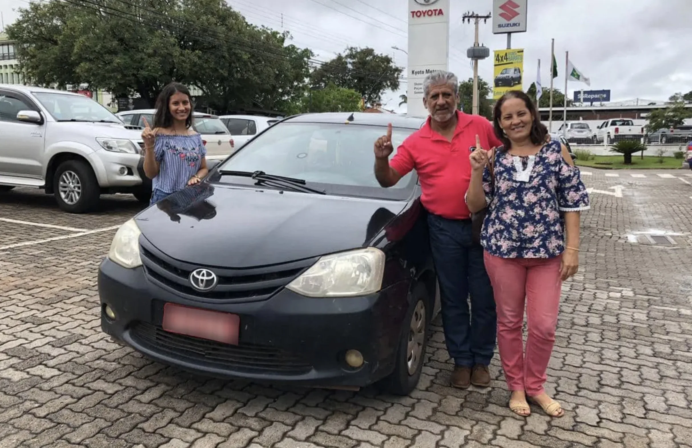 Um Etios Sedan comprado em 2013 chegou a 999.999 km trabalhando como táxi, com motor nunca aberto, conforme relato da família, até que a Toyota forneceu outro painel para continuar a contagem.