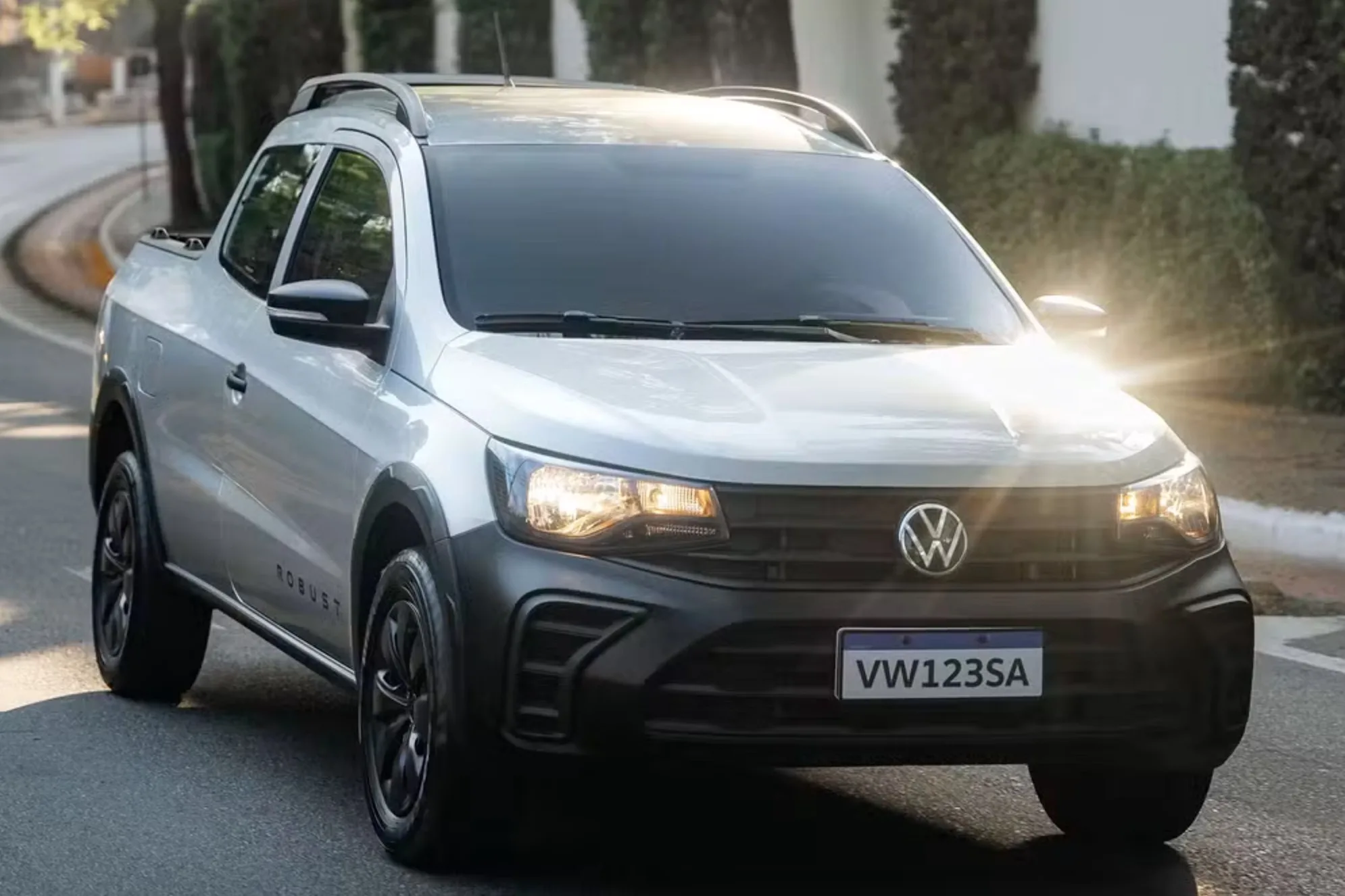Volkswagen Saveiro Robust 2017 é quase uma ferramenta com placa, simples, leve, resistente e com caçamba de 924 litros, mas exige atenção aos equipamentos de cada unidade.