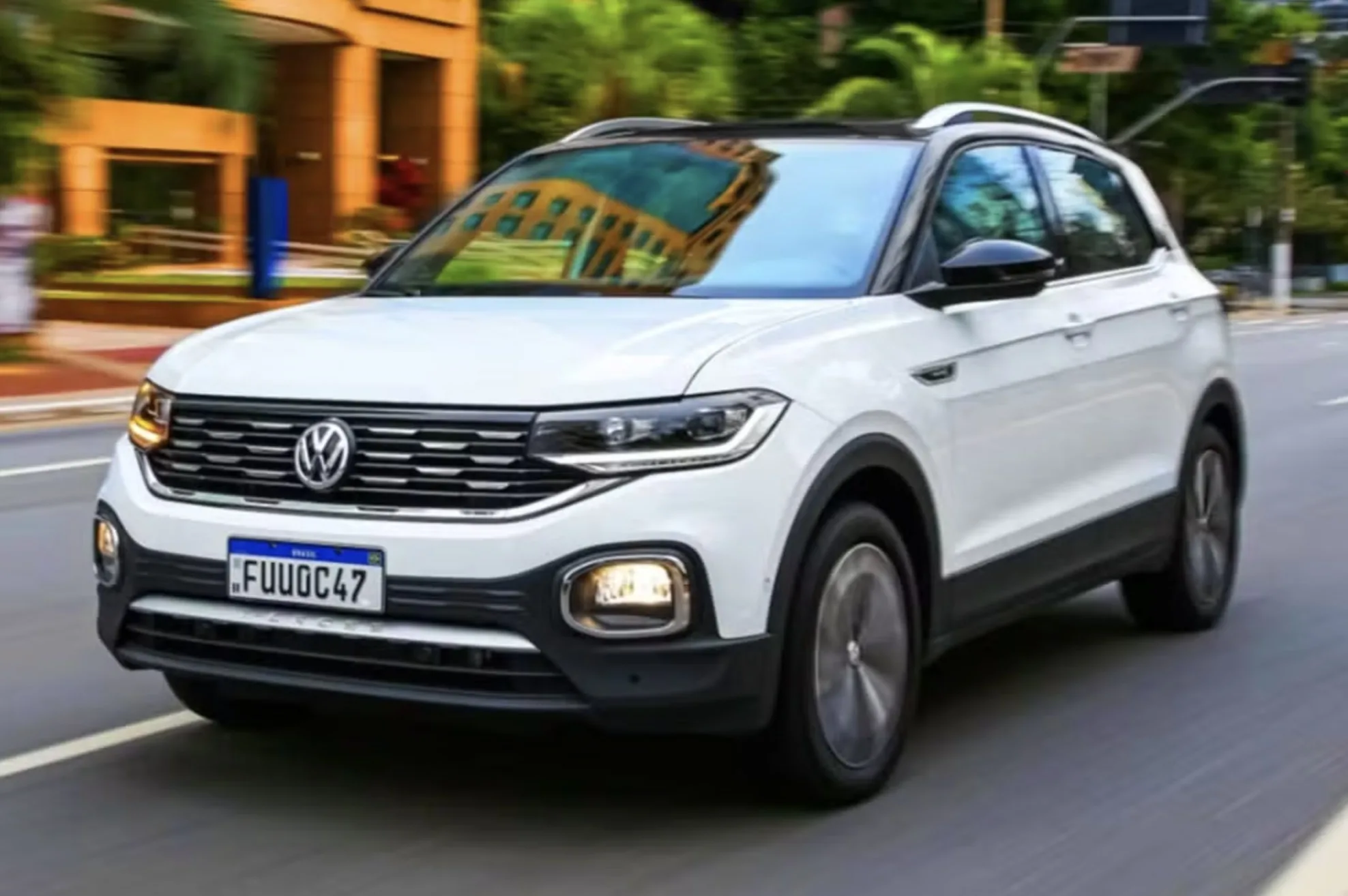Volkswagen T-Cross Highline 250 TSI 1.4 2020: leve, rápido e esperto, faz a cidade parecer menor e ainda guarda espaço suficiente para não transformar viagem em exercício de paciência.
