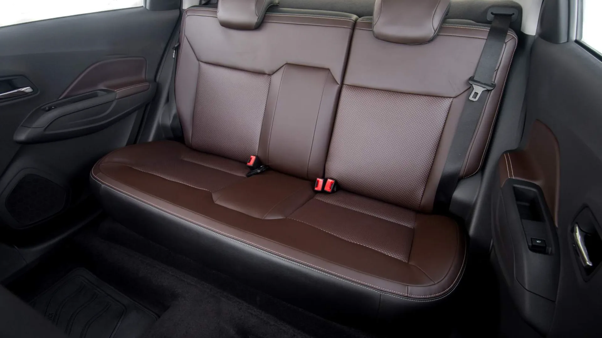 O interior acomoda cinco pessoas, mas quatro adultos viajam melhor, com bom espaço traseiro e posição confortável para trajetos longos.