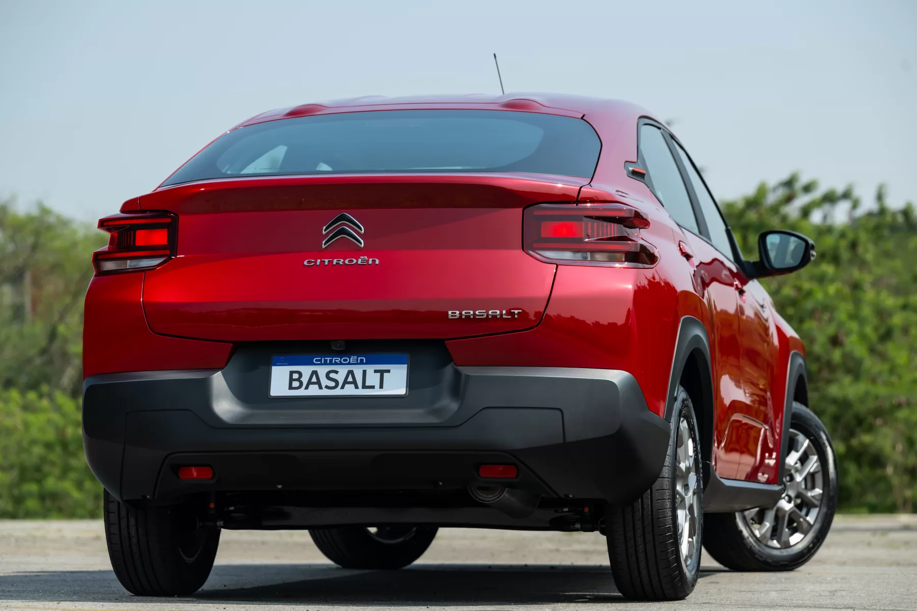 Por R$ 83.120 na Fipe, o Feel 2025 leva motor 1.0 de 75 cv e câmbio manual de cinco marchas. Gasta pouco, mas sente o peso quando a família embarca.