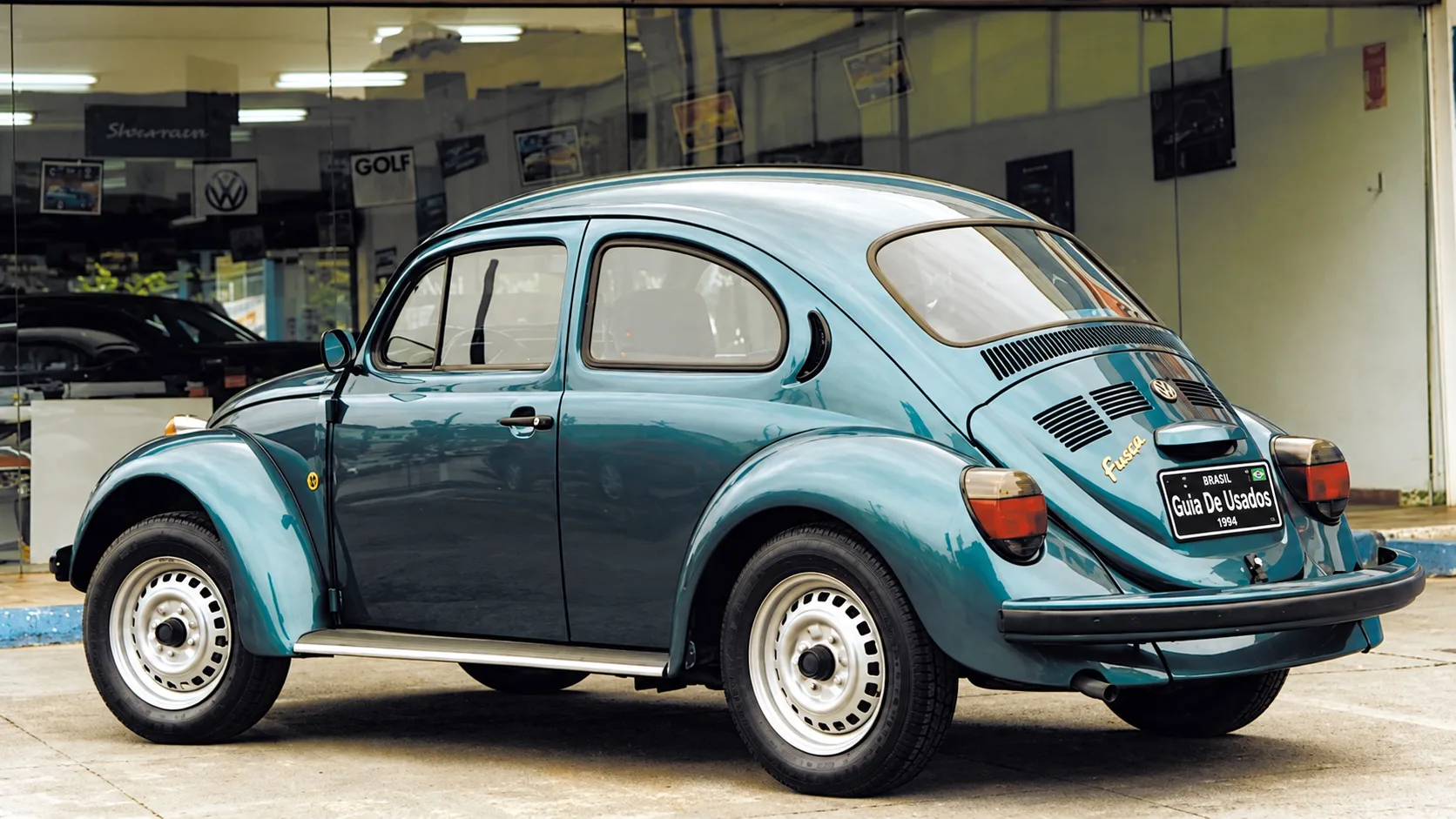 O Fusca voltou às lojas em 1994 na fase conhecida como Itamar, com projeto antigo, motor 1.6 e proposta simples, dividindo espaço com os novos carros populares de motor 1.0.