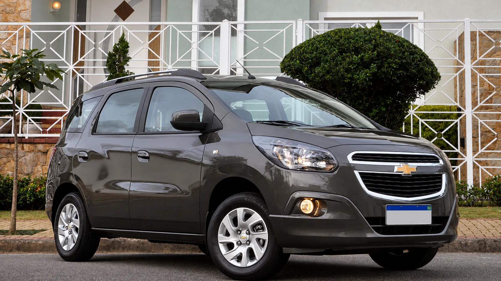 Chevrolet Spin 2012: Nasceu para substituir a Zafira e virou especialista em sobreviver à rotina familiar. Seu motor 1.8 conhece bem o caminho entre a escola e o supermercado.