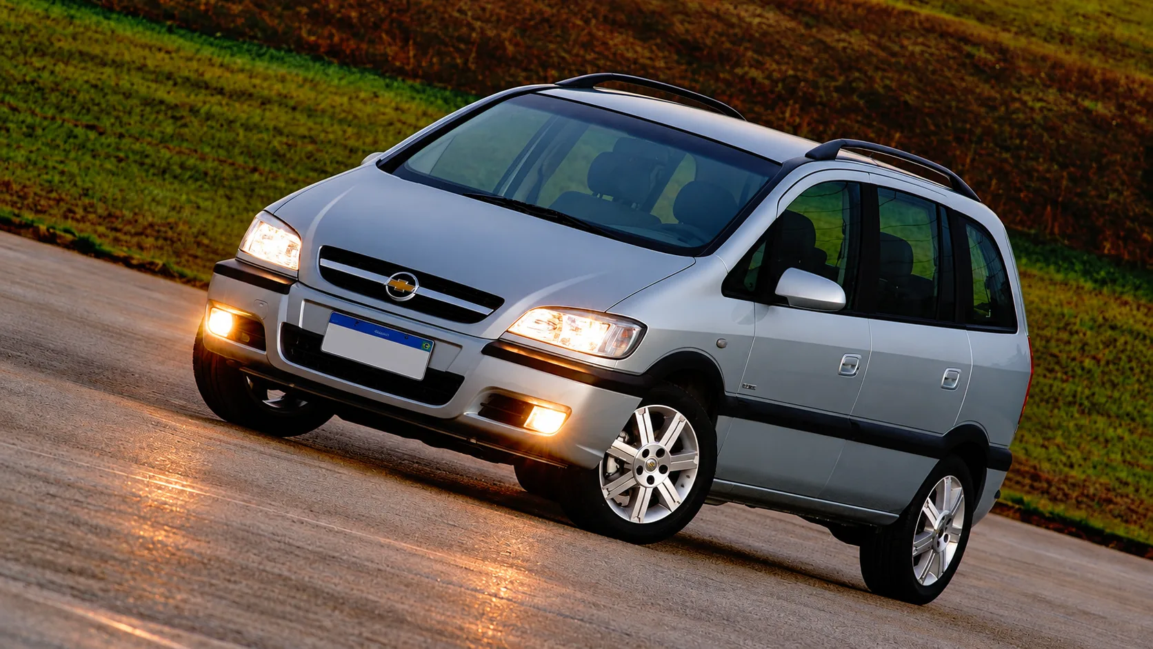 Chevrolet Zafira 2012: A GM conseguiu esconder dois bancos de adulto em apenas 4,32 metros de carroceria. Seu motor 2.0 ainda dá personalidade a uma minivan que se recusa a envelhecer.