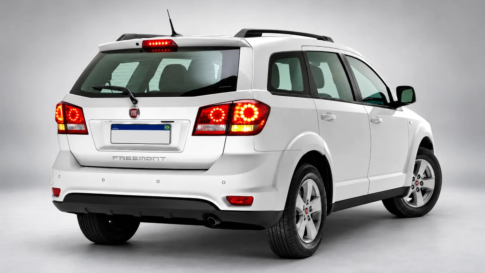 Fiat Freemont 2014: Um americano vestido de italiano, com 172 cv e tamanho de sobra. O câmbio de seis marchas melhorou a receita, mas estacionar esse gigante continua sendo uma aventura.
