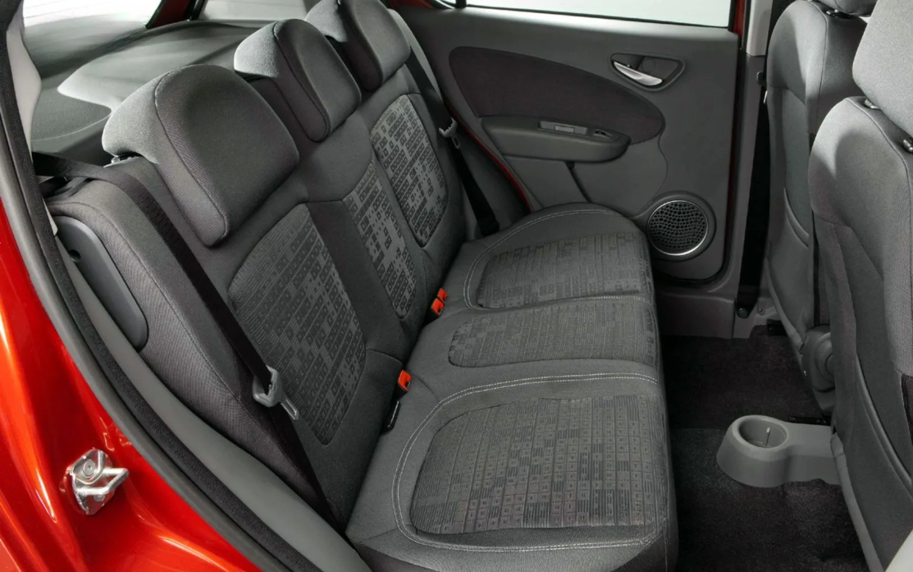 O interior leva cinco pessoas, mas quatro viajam melhor; atrás o espaço é justo para três adultos, enquanto a posição de dirigir é simples.