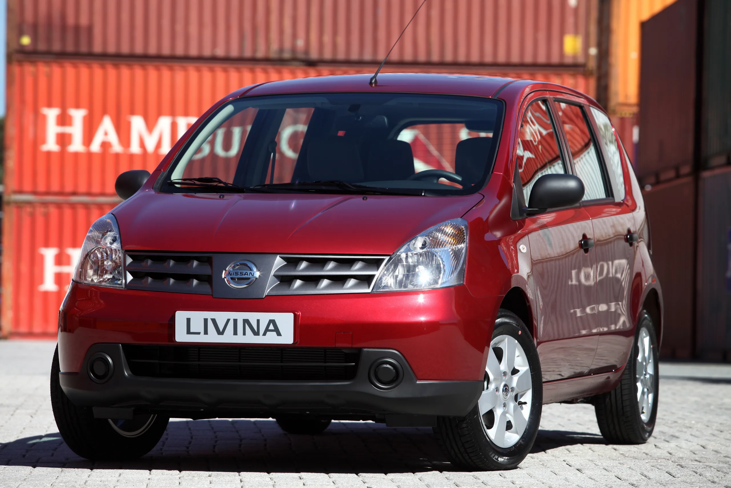 Nissan Grand Livina 2013: Tem a discrição de um contador e a inteligência de um engenheiro japonês. Seus bancos desaparecem quando necessário, abrindo espaço para 489 litros de bagagem.