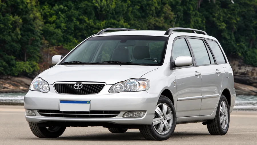 Quase 20 anos depois de sair de linha, Toyota Fielder ainda é procurada por famílias e aparece perto de R$ 35 mil com motor 1.8, porta-malas de 411 litros e mecânica herdada do Corolla