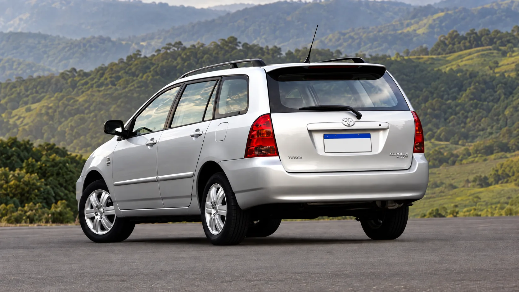 A Toyota Fielder nasceu do Corolla e virou uma perua para família, com carroceria comprida, bom espaço interno e porta-malas de 411 litros para levar a bagagem sem aperto.