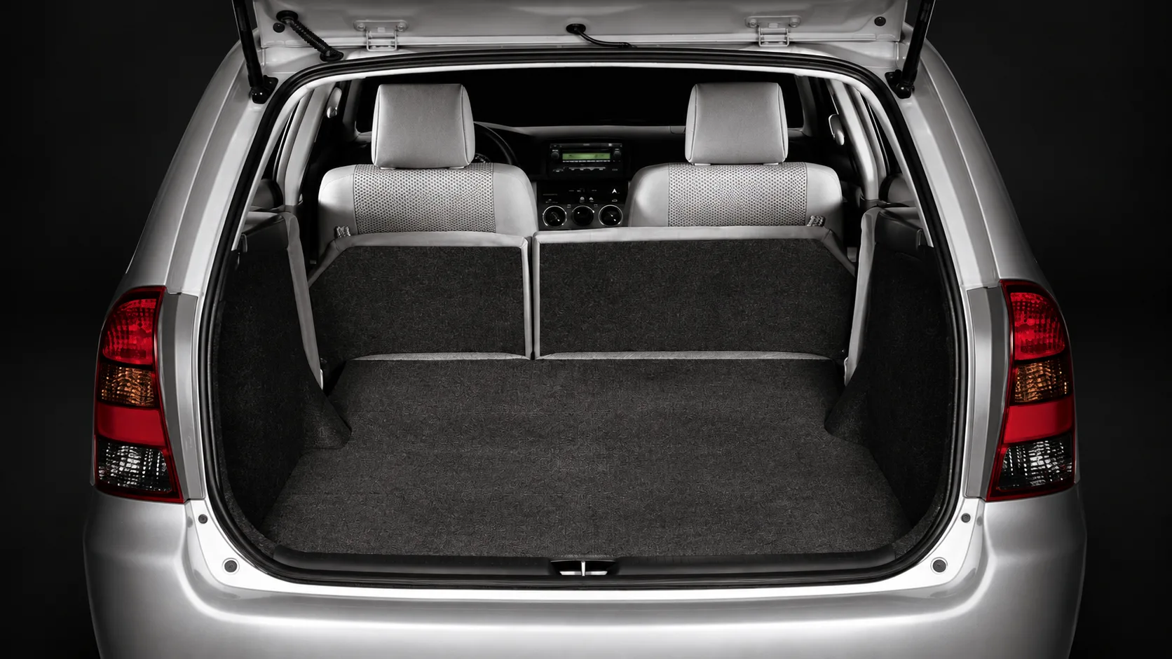 O porta-malas de 411 litros da Toyota Fielder atende muito à família, levando malas, compras, carrinho de bebê e objetos maiores sem roubar espaço dos ocupantes durante as viagens. Você gosta desta personalidade?