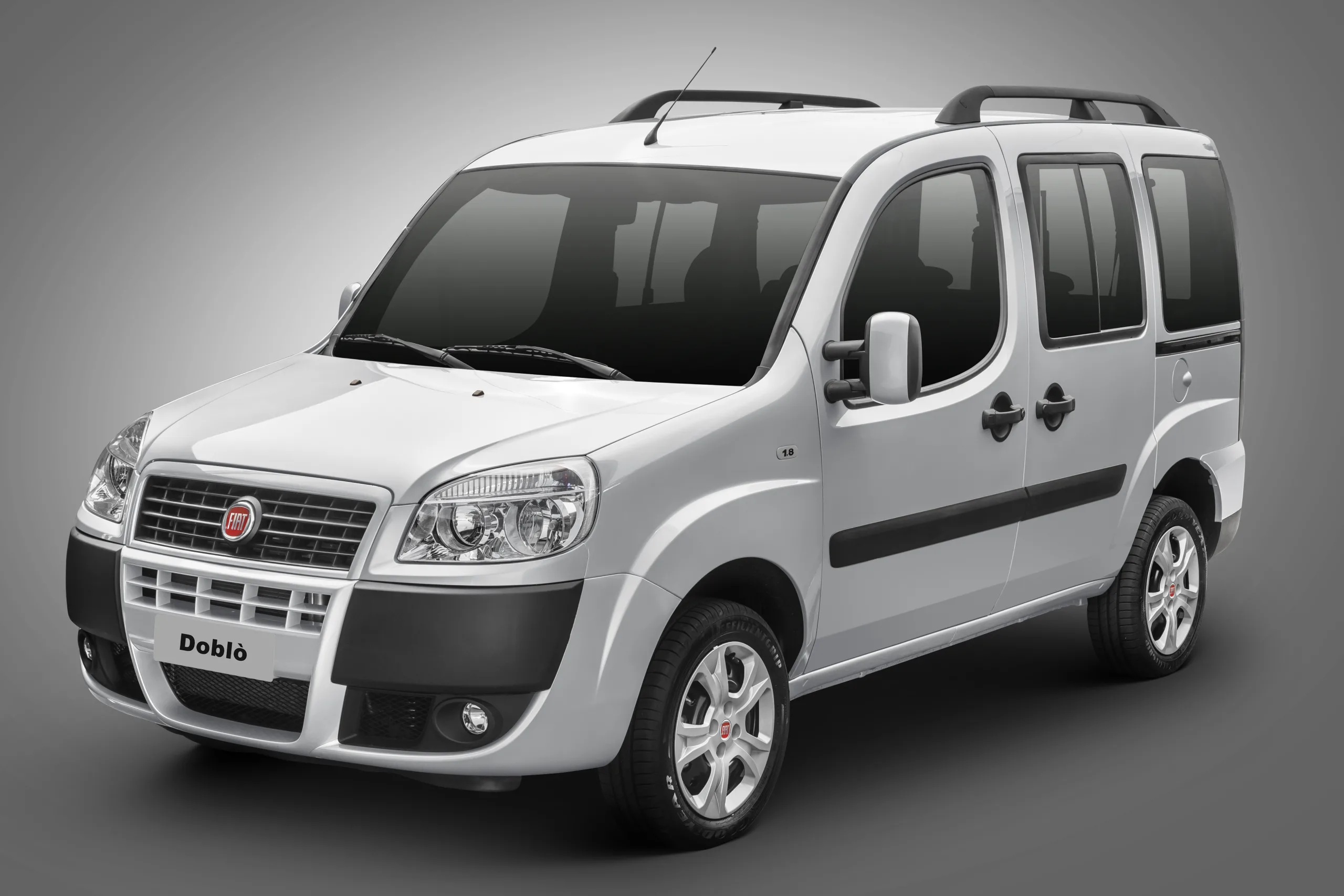 Fiat Doblò 2015: Parece que alguém colocou rodas em uma geladeira, mas experimente entrar nele. O teto é alto, o espaço impressiona e a preocupação com a beleza fica do lado de fora.