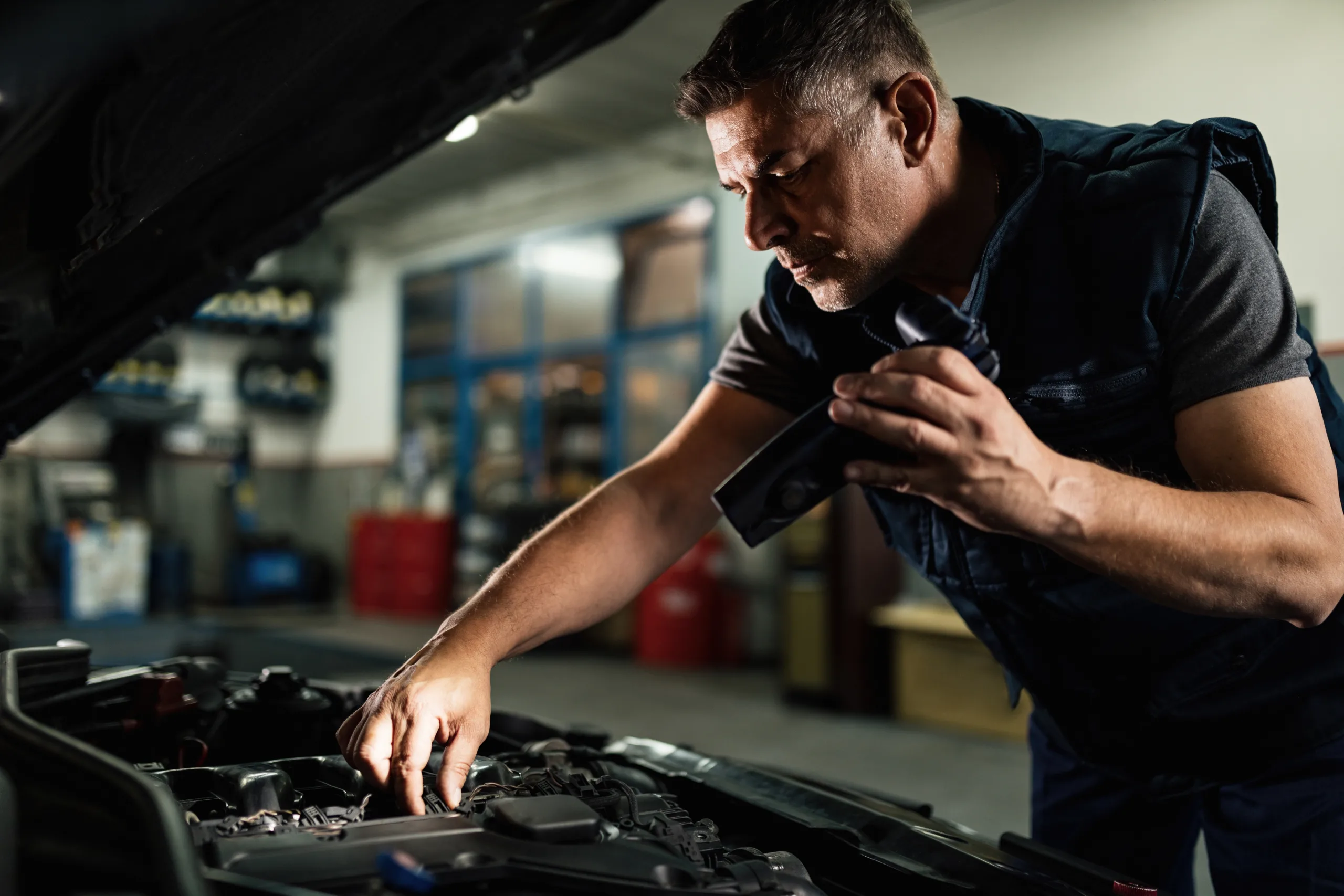 Um carro de R$ 25 mil não passa a valer R$ 33 mil depois de receber R$ 8 mil em reparos. O conserto pode devolver seu funcionamento, mas não aumenta seu preço de venda na mesma medida.